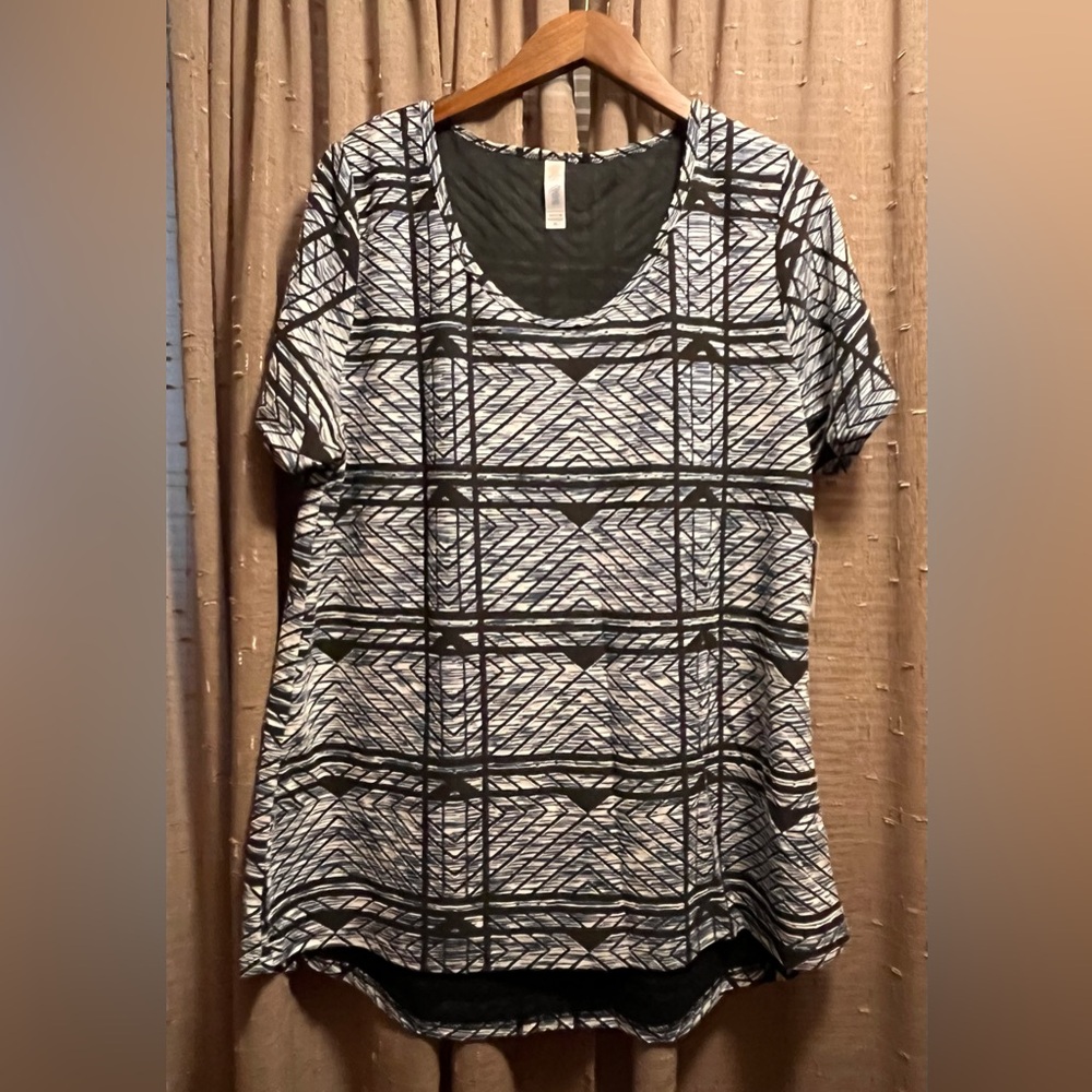 LuLaRoe Black and White Geometric Classic T NWT